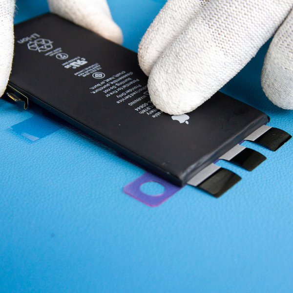 Nalepení nové lepicí pásky na novou baterii