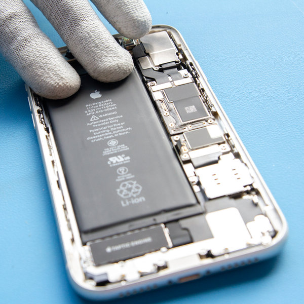 Vložení nové baterie do iPhone-u