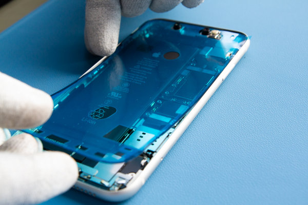 Nalepení nového lepidla kolem okrajů iPhone-u