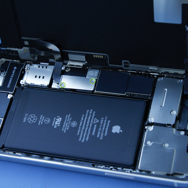 Demontáž krytu konektoru baterie a displeje