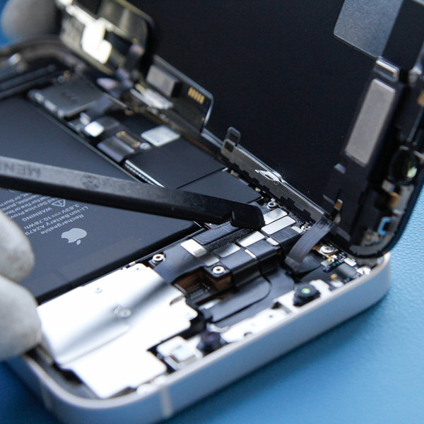 Odpojení konektoru předního snímače