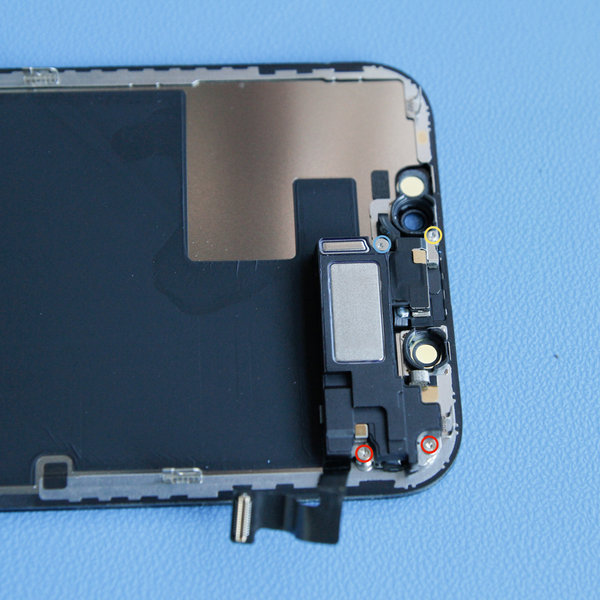 Odmontování sestavy reproduktoru / snímače