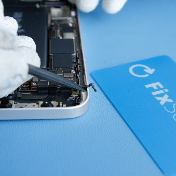 Odlepení starého lepidla kolem okrajů iPhone-u