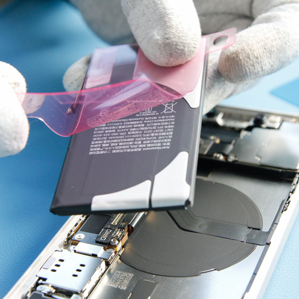 Nalepení nové lepicí pásky na novou baterii