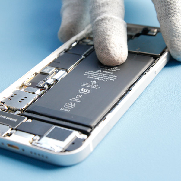 Vložení nové baterie do iPhone-u