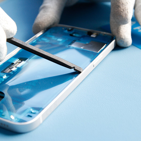 Nalepení nového lepidla kolem okrajů iPhone-u