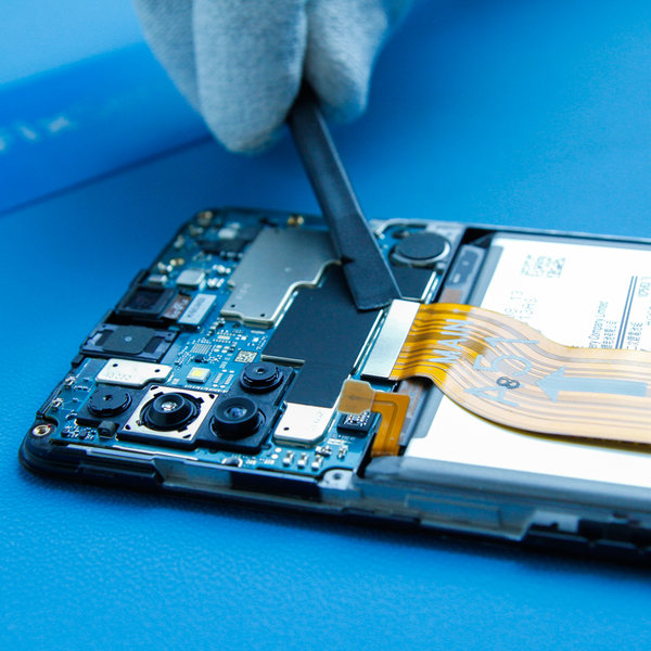 Odpojení propojovacího kabelu od základní desky