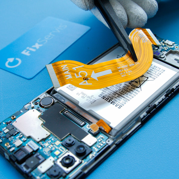 Odstranění propojovacího kabelu od základní desky