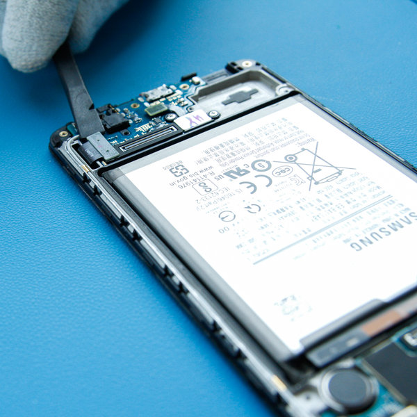 Odpojení flex kabelu od displeje