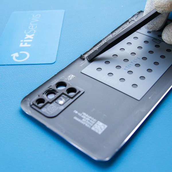 Odlepení starého lepidla kolem okrajů smartphonu