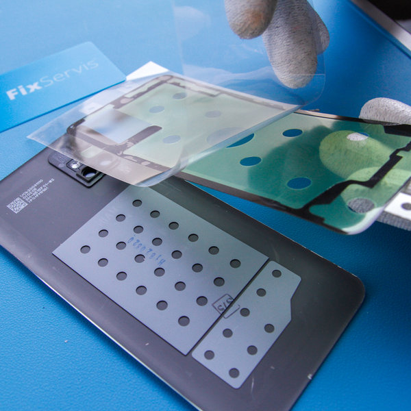 Nalepení nového lepidla na zadní kryt smartphonu