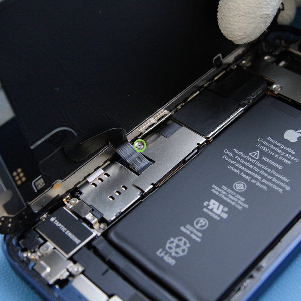 Demontáž krytu konektoru baterie a displeje