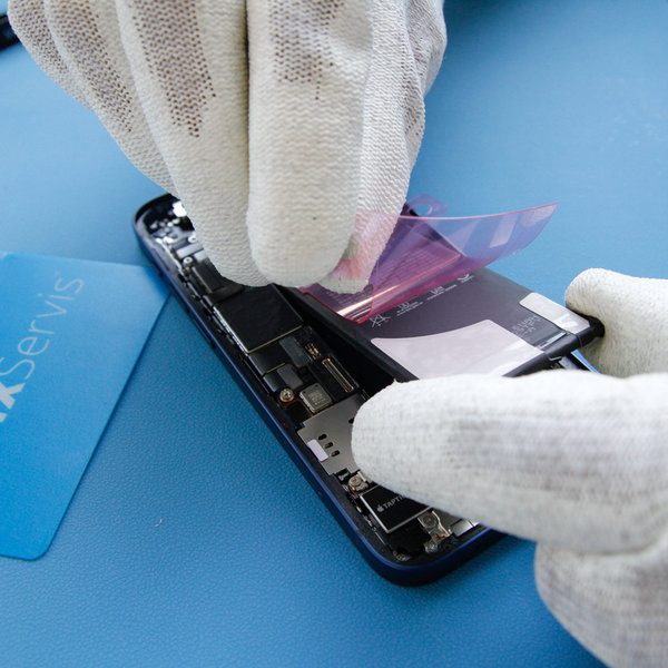 Nalepení nové lepicí pásky na novou baterii