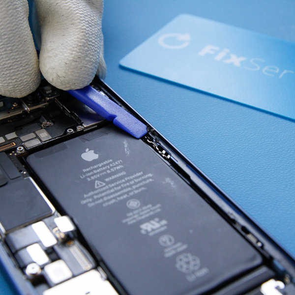 Odlepení starého lepidla kolem okrajů iPhone-u