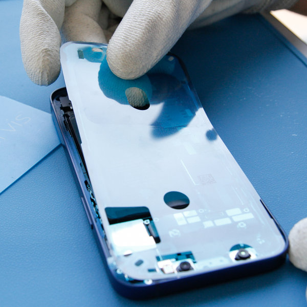 Nalepení nového lepidla kolem okrajů iPhone-u