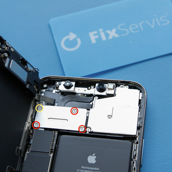 Demontáž krytu konektoru předního senzoru