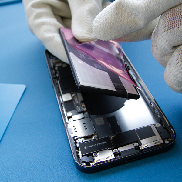 Nalepení nové lepicí pásky na novou baterii