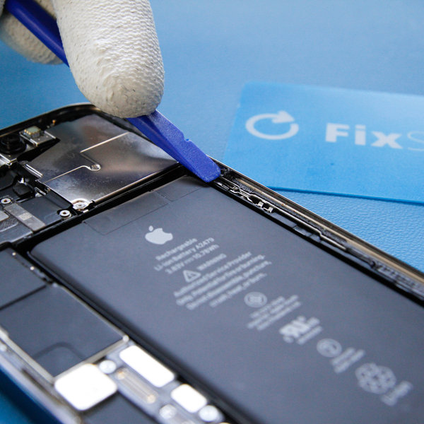 Odlepení starého lepidla kolem okrajů iPhone-u