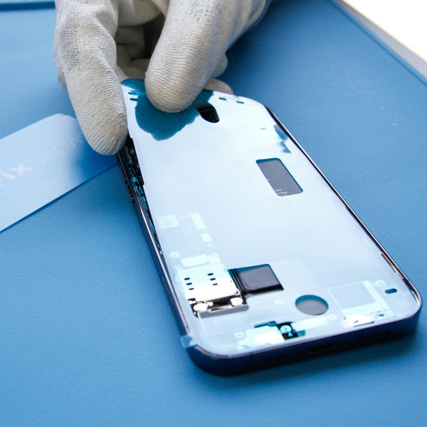 Nalepení nového lepidla kolem okrajů iPhone-u