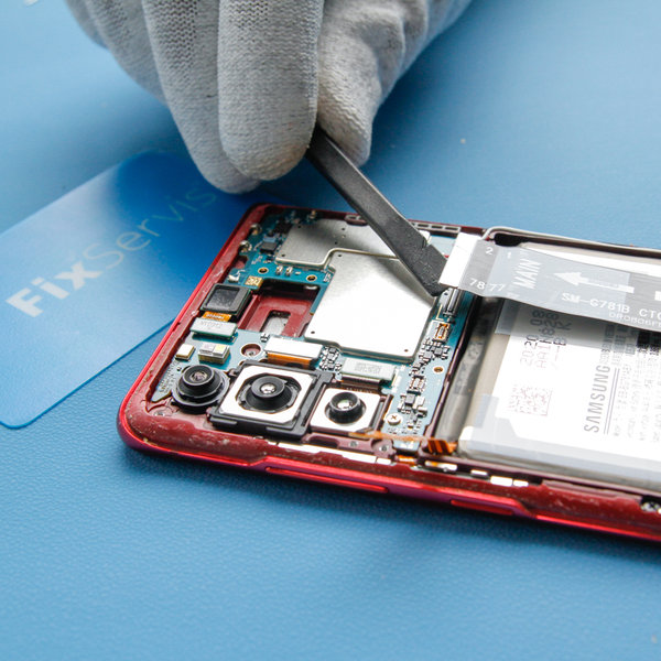 Odpojení propojovacího kabelu od základní desky