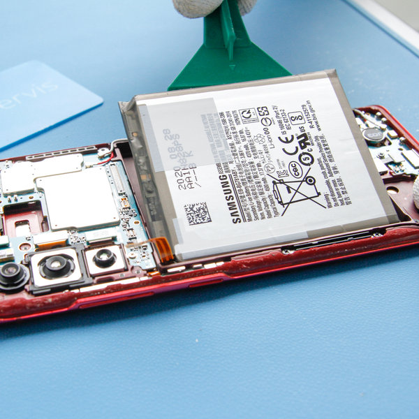 Vložení nové baterie do iPhone-u