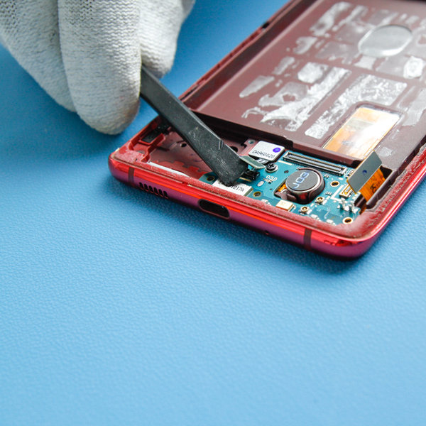 Odpojení flex kabelu snímače otisků prstů