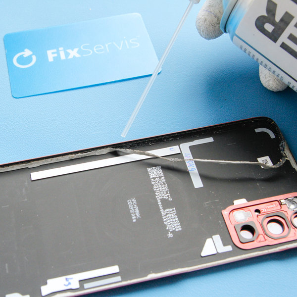 Odlepení starého lepidla kolem okrajů zadního krytu