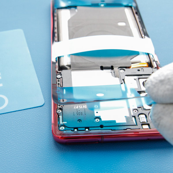 Nalepení nového lepidla na zadní kryt smartphonu