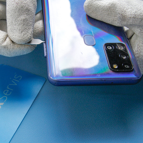 Demontáž slotu SIM karty