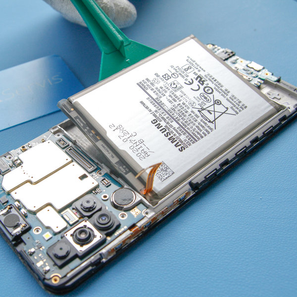 Vložení nové baterie do iPhone-u.