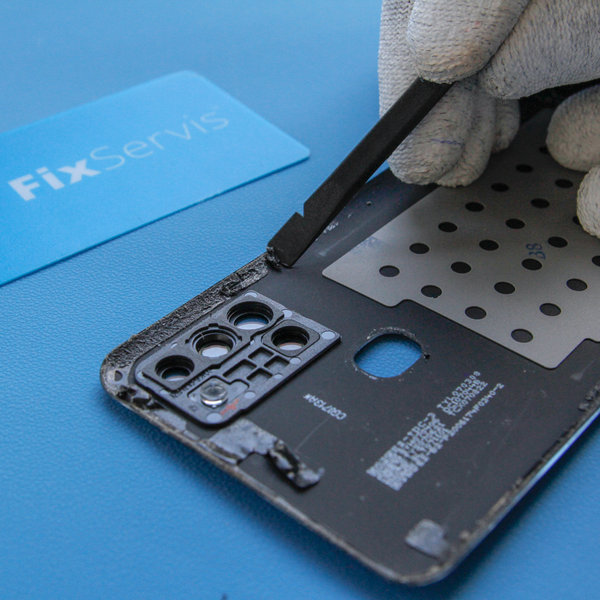 Odlepení starého lepidla kolem okrajů ze středního rámu + zadního krytu