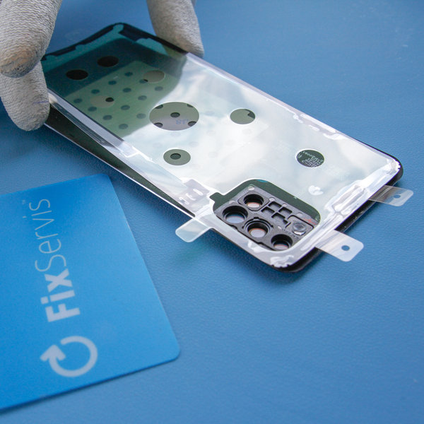 Nalepení nového lepidla na zadní kryt smartphonu