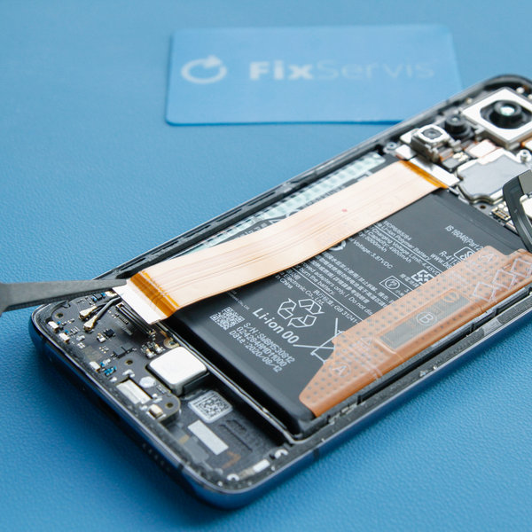 Odpojení propojovacího kabelu od základní desky