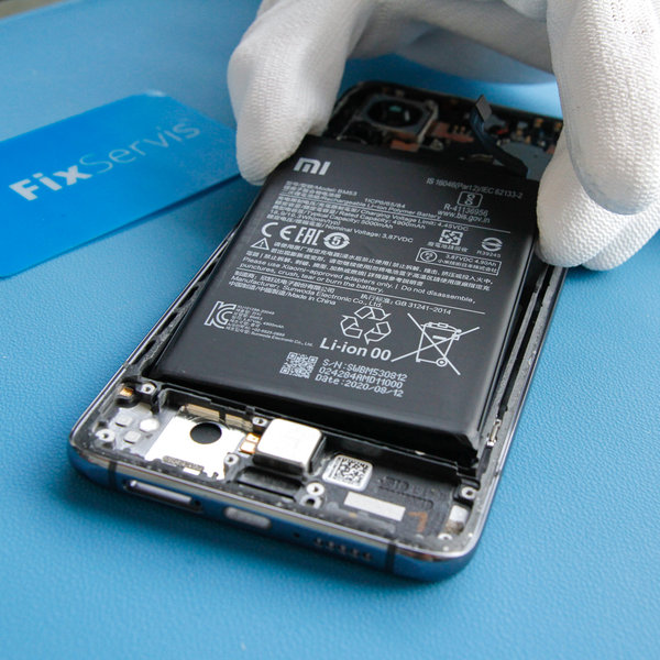 Vložení nové baterie do iPhone-u.