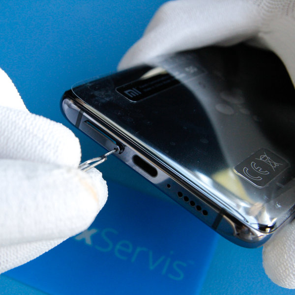 Demontáž slotu SIM karty