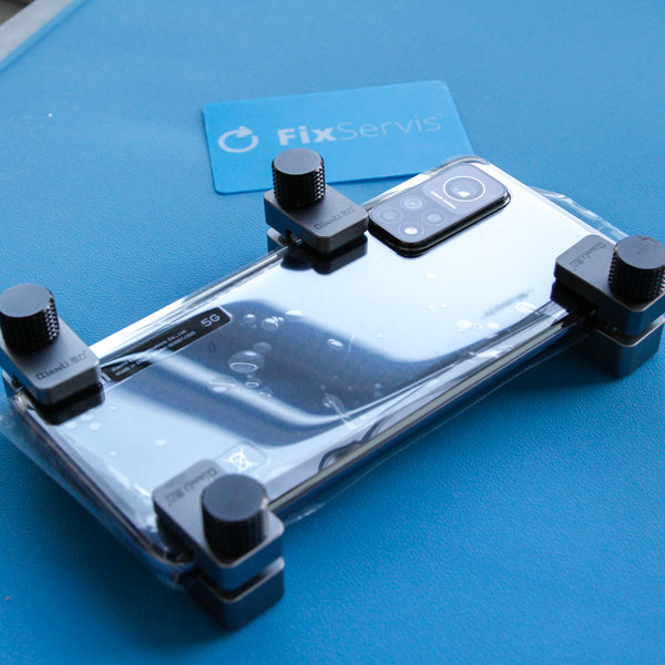 Uchopení smartphonu do svorek