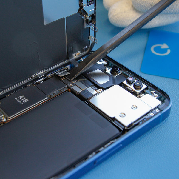 Odpojení konektoru předního snímače