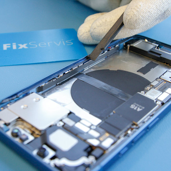 Odlepení starého lepidla kolem okrajů iPhone-u