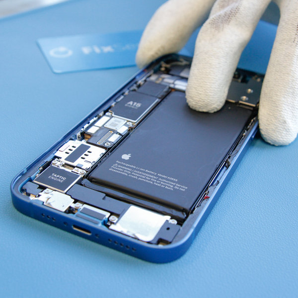 Vložení nové baterie do iPhone-u.