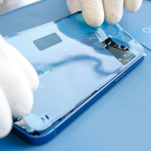 Nalepení nového lepidla kolem okrajů iPhone-u