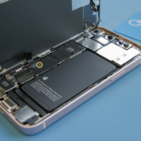 Demontáž krytu konektoru baterie a displeje