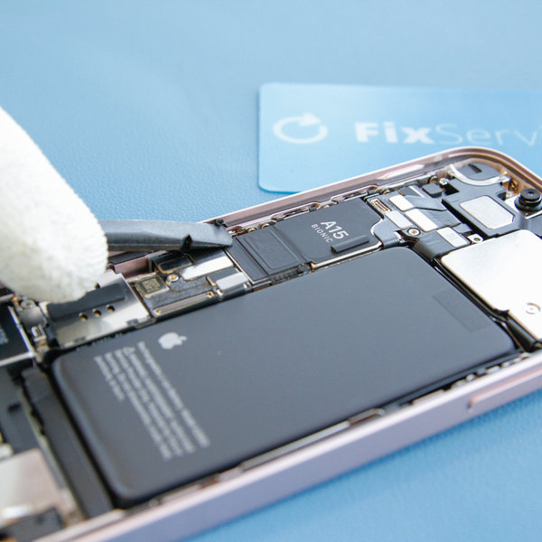 Odlepení starého lepidla kolem okrajů iPhone-u