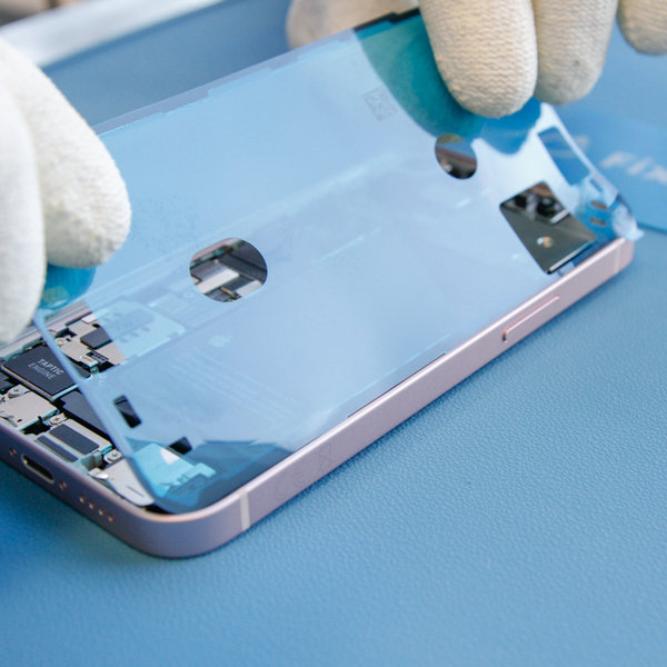 Nalepení nového lepidla kolem okrajů iPhone-u