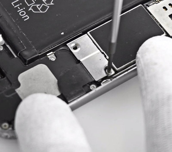 Demontáž šroubů konzoly akumulátoru