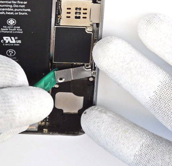 Odpojení kovového držáku konektoru baterie