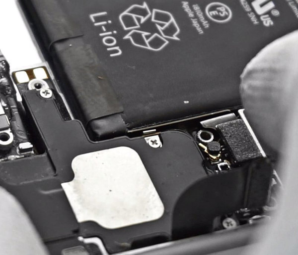 Odšroubování šroubů reproduktoru