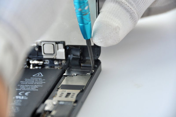 Odstranění LCD konektorů zobrazovací jednotky, flex kabelů přední kamery a sluchátka