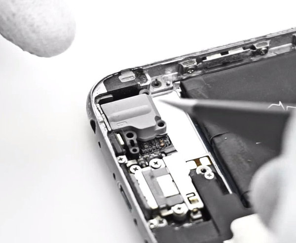 Odstranění konektoru na sluchátka a panelu