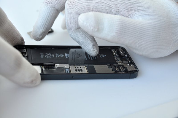 Odstranění lepicího adhesivu baterie