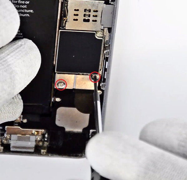 Demontáž šroubů konzoly akumulátoru